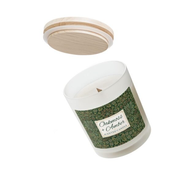 Oakmoss Amber wood wick candle with lid off Oakmoss Amber wood wick candle with lid off